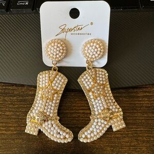 Gold boot earring’s.